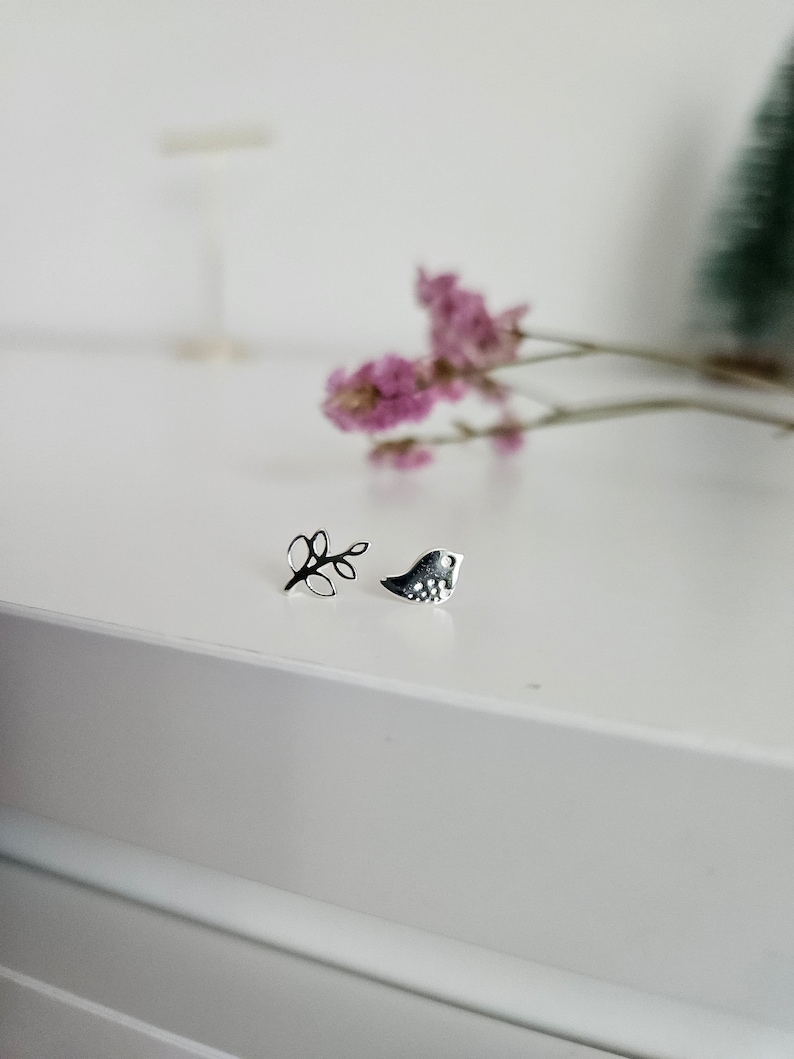 Orecchini in argento 925 a forma di foglia e uccellino. Asimmetrici, minimal, piccoli. Orecchini anallergici immagine 5