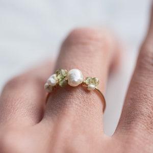 Peridot and baroque pearls adjustable ring, gold filled handmade ring, freshwater pearl ring, bridal ring, gift for her, elegant ring