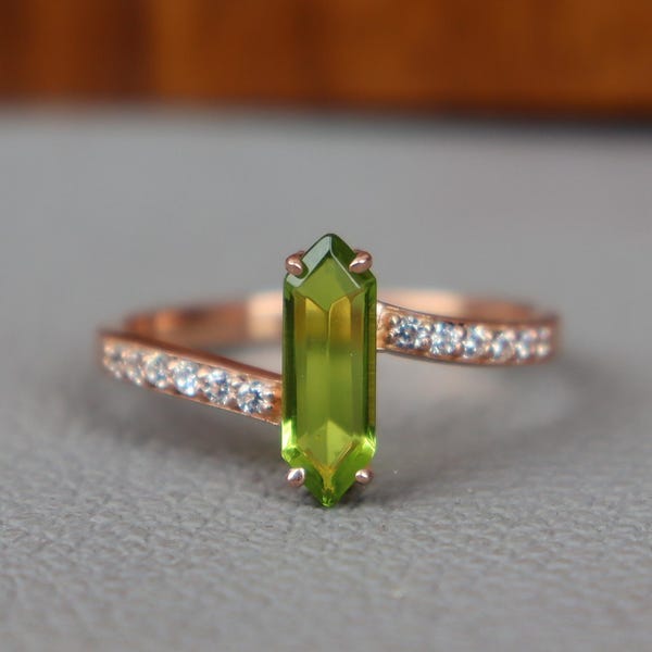 Echte peridootring met zeshoekige staaf, eenvoudige groene peridotring, 14K roségouden vermeilring, damesring jubileumcadeau, ring voor dagelijks gebruik