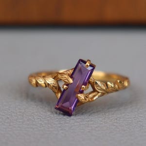 Anello delicato con barretta di ametista, design a foglia in argento sterling, gioiello ispirato alla natura.