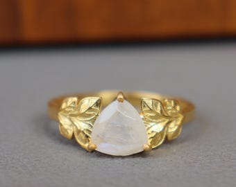 Natural Moonstone Ring, 14K Gold Filled Ring, Nature inspired Leaves Ring, Fire Gemstone Ring, Textured Ring, Wedding Ring Gift, Moonstone