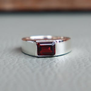 Echte rode granaat zegelring van 925 sterling zilver, eenvoudige herenring met kussenvormige rode granaat edelsteen, cadeau ring voor mannen