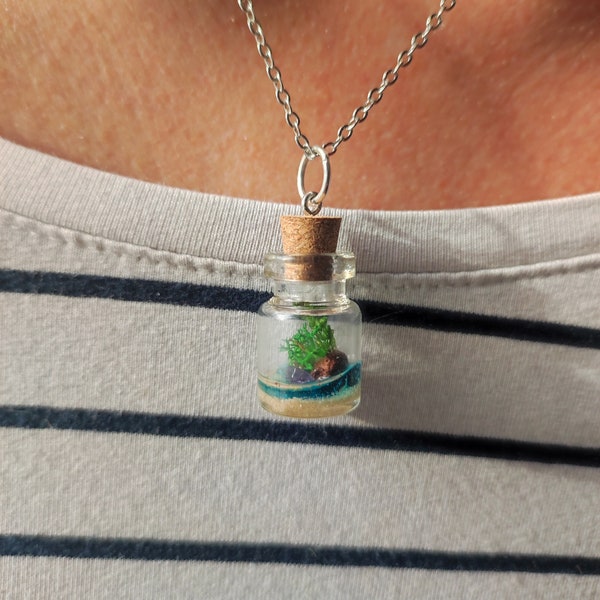 Collier Pendentif bouteille îlot paradisiaque • Résine, mousse stabilisée, améthyste