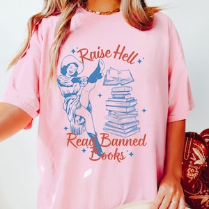 Komfort Farben Raise Hell Lesen verbotene Bücher Shirt Cowgirl-Shirt Raise Hell verbotene Bücher Shirt Bookish Merch Midwest Shirt Bookish Crewneck