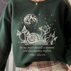 Schnecken Sweatshirt Edgar Allan Poe Bücherwurm Sweatshirt Dunkles Cottagecore Schnecken Shirt Goblincore Pullover Natur Sweatshirt Pilz Pullover