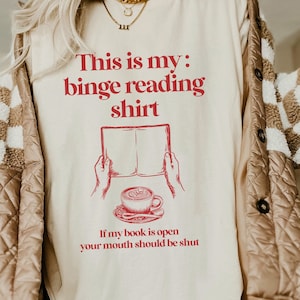 Komfort Farben Bookish Merch Bücherwurm Geschenke Lesen verbotene Bücher Retro Buchclub Shirt Licht Academia Shirt Bibliothek Shirt Alphabetisierungscoach Shirt