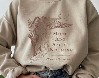 Puede incluir: Una sudadera beige con un gráfico marrón de un ángel con alas y el texto "Much Ado About Nothing - William Shakespeare".
