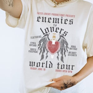 Enemies To Lovers Distressed Band Tee Bücherwurm Rundhalsausschnitt Bookish Merch Dark Academia Shirt Dark Cottagecore Dark Botanical Dark Romance