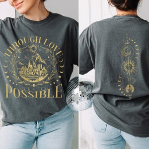 T-shirt Through Love All Is Possible Crescent City-shirt met LICENTIE Sarah J Maas-merchandise Acotar-merchandise Bryce Quinlan Hunt Athalar Ruhn Danaan SJM-merchandise