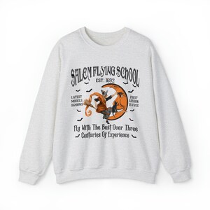 Salem heks trui Salem sweater Salem ronde hals Halloween ronde hals Salem Massachusetts griezelige trui Salem heks huis pastel Halloween afbeelding 6