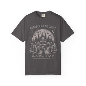 Koszulka Girls Will Be Girls Reading Coven Koszulka Folk Horror Koszulka Folk Horror Koszulka Whimsigoth Książkowe rzeczy Zakazane książki Polityczne gadżety Graphite