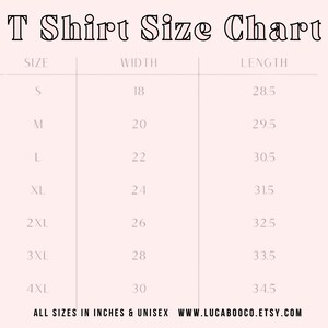 以下が含まれることがあります： Tシャツのサイズチャート。サイズはSから4XLまで。インチで表示されています。チャートには、各サイズの幅と長さが示されています。