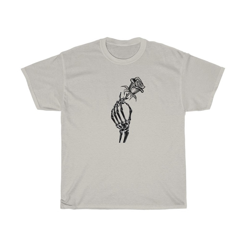 K&ouml;nnte beinhalten: Ein wei&szlig;es T-Shirt mit einem schwarz-wei&szlig;en Motiv einer Skeletthand, die eine Rose h&auml;lt.