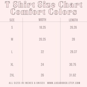 Pu&ograve; includere: Tabella delle taglie delle magliette per il marchio Comfort Colors. La tabella mostra le taglie dalla S alla 2XL con le misure di larghezza e lunghezza corrispondenti in pollici.