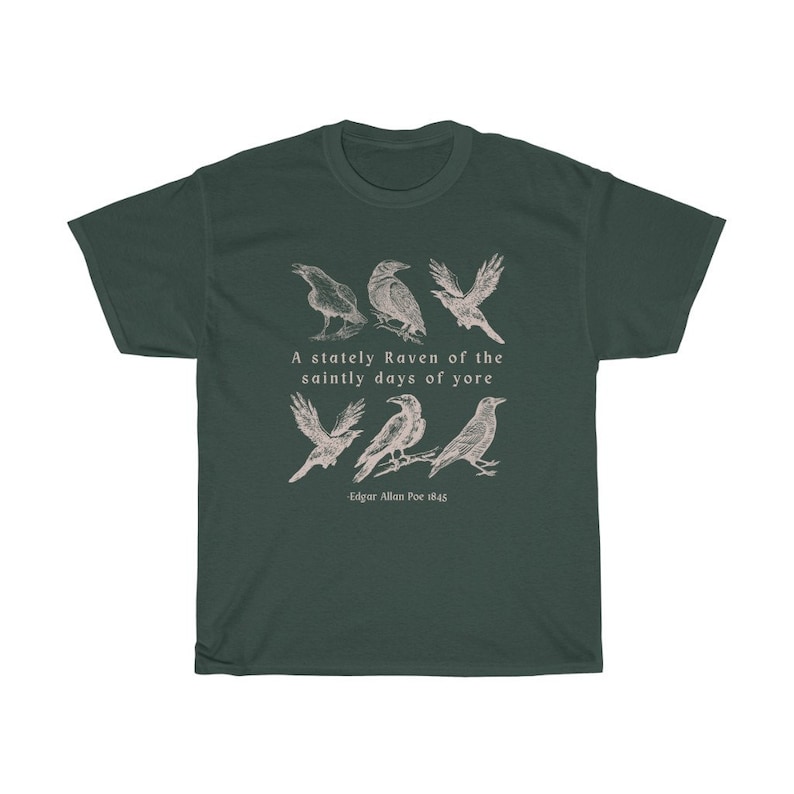 以下が含まれることがあります： 6羽の黒いカラスと「A stately Raven of the saintly days of yore - Edgar Allan Poe 1845」というテキストが白でプリントされた濃い緑色のTシャツです。
