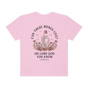 Camiseta con base religiosa, ropa cristiana, mercancía cristiana, camiseta de adoración, camiseta del Evangelio, ropa de calle cristiana, camiseta gótica, camiseta con calavera de mariposa Blossom