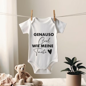 Puede incluir: Un body blanco para bebé con texto negro que dice "GENAUSO Cool WIE MEINE Tante" con un corazón negro.