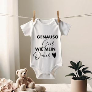 Könnte beinhalten: Weißer Baby Strampler mit schwarzem Text, der "GENAUSO Cool WIE MEIN Onkel" mit einem schwarzen Herzen lautet.