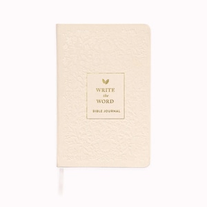 Könnte beinhalten: Ein cremefarbenes Journal mit einem goldenen Prägedesign und dem Text "WRITE the WORD BIBLE JOURNAL" auf dem Einband.