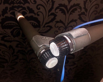 XY stereo microfoonhouder voor SM57 – Dubbele microfoonklem in een hoek van 90 graden | Studio- en drumopnameaccessoires | Dubbele microfoonhouder