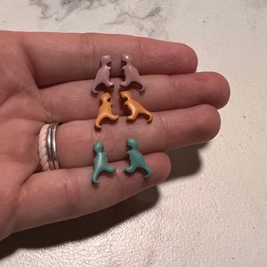Pendientes de arcilla polimérica hechos a mano / Pendientes ligeros / Pendientes de perno de dinosaurio / Pendientes T Rex / Pendientes delicados / Sin níquel