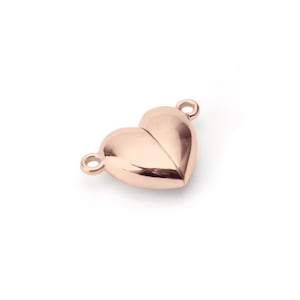 Puede incluir: Un cierre en forma de coraz&oacute;n de oro rosa con dos bucles para sujetar a un collar o pulsera.