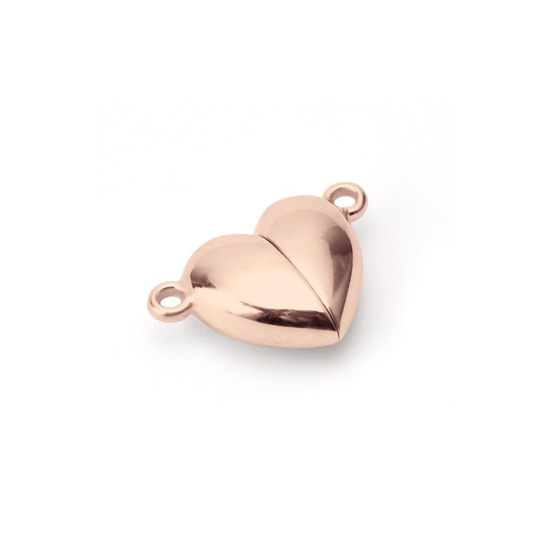 Puede incluir: Un cierre en forma de coraz&oacute;n de oro rosa con dos bucles para sujetar a un collar o pulsera.