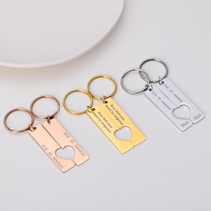 2 llaveros de acero inoxidable con texto personalizado y nombre grabado, ideales para parejas.