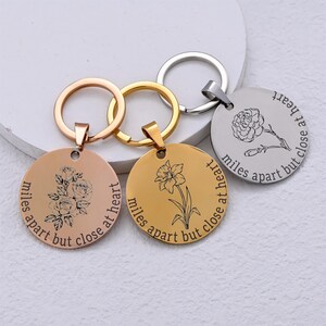 Llavero personalizado con nombre de flor de nacimiento, letras grabadas, llavero de flor de 12 meses personalizado para mujeres y hombres.