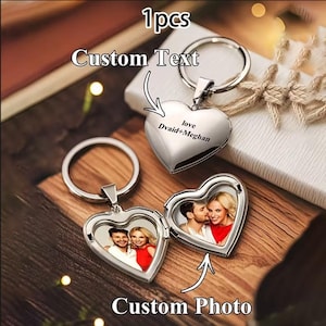 Puede incluir: Llaveros plateados en forma de corazón con un diseño de medallón con bisagras. Un llavero tiene grabado el texto "love Dvaid+Meghan". Los otros llaveros muestran una foto personalizada en el interior. La imagen incluye el texto "Custom Text" y "Custom Photo".