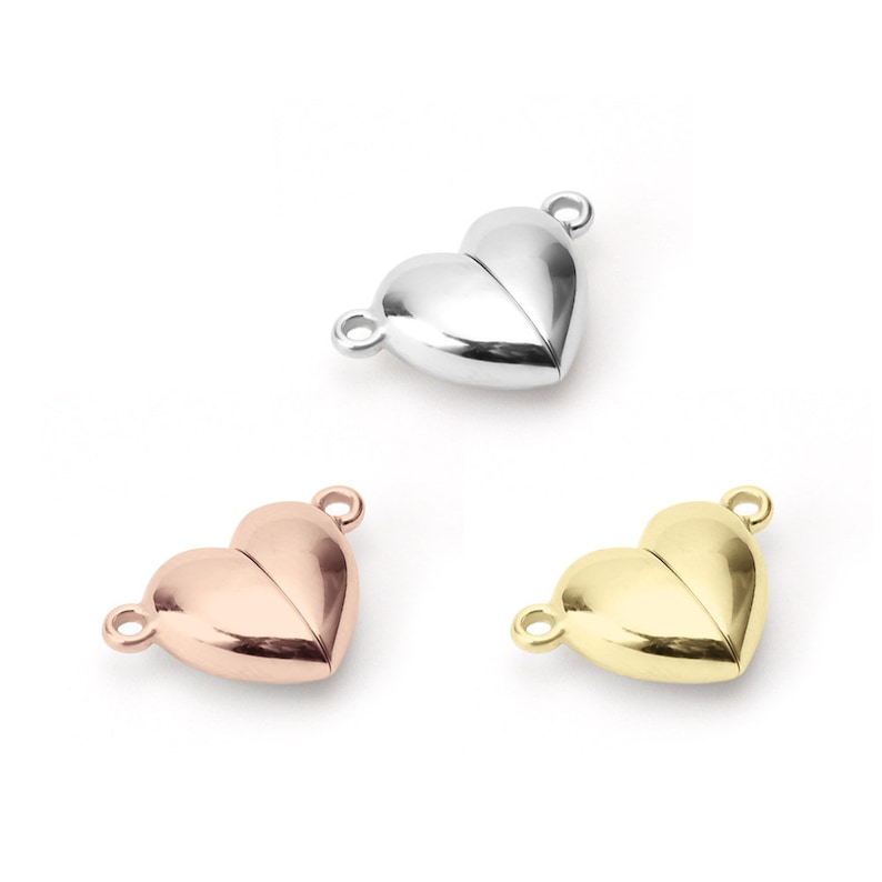 Puede incluir: Tres cierres en forma de coraz&oacute;n en plata, oro rosa y oro. Cada cierre tiene dos bucles para sujetarlo a un collar o pulsera.