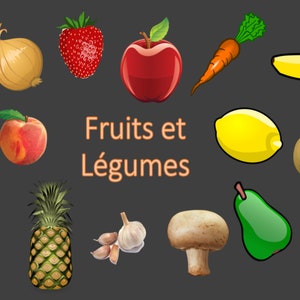 Può includere: Un'illustrazione colorata di frutta e verdura, tra cui un'arancia, una cipolla, una fragola, una mela, una carota, una banana, un cavolfiore, una pesca, un limone, una patata, un peperone verde, un ananas, aglio, un fungo, una pera e mais. Il testo "Fruits et Légumes" è al centro dell'immagine.