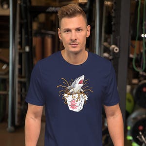 Maglietta Chow Mein Shark! SPEDIZIONE GRATUITA NEGLI USA! Maglietta unisex a maniche corte! Scatola di cibo cinese da asporto, Ramen Noodles, bocca di squalo aperta, regalo divertente
