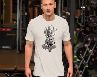 Könnte beinhalten: Ein weißes T-Shirt mit einer schwarz-weißen Illustration eines Kaninchens mit Fliege und Geweih.