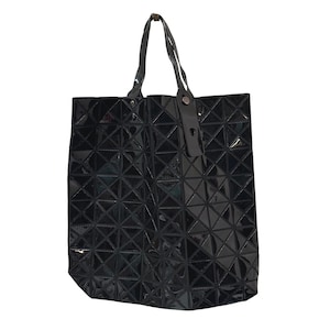 Könnte beinhalten: Eine schwarze Tragetasche mit geometrischem Muster. Die Tasche hat eine glänzende Oberfläche und eine rechteckige Form. Sie verfügt über zwei Griffe und einen Riemen mit Knopfverschluss. Die Tasche ist aus glänzendem Material gefertigt.