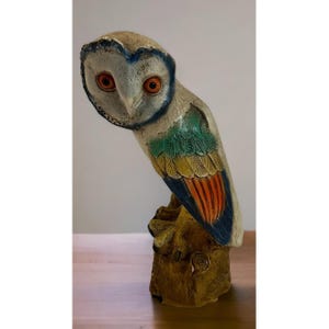 ヴィンテージの切り株に乗ったメンフクロウの陶器の置物 8インチ 鮮やかな色 青 黄 オレンジ
