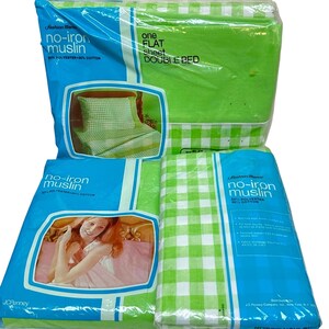 Puede incluir: Tres paquetes de sábanas de muselina sin planchado Fashion Manor con un patrón de cuadros en verde lima brillante y blanco. El empaque presenta marca azul, texto que indica 50% poliéster y 50% algodón, e imágenes de la ropa de cama en uso.