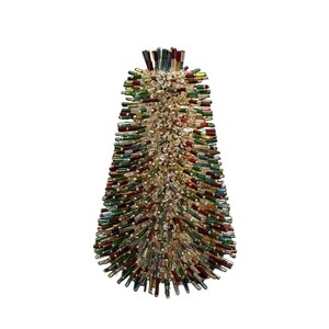 Árbol de Navidad atómico vintage con alfiler de presión, muy adornado con cuentas y joyas, de 5 pulgadas de alto.
