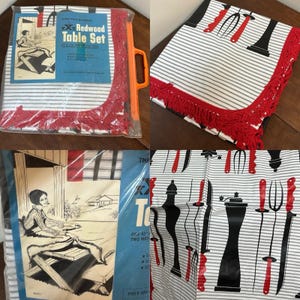 Może przedstawiać: Zestaw stołowy Redwood w stylu vintage, z białym obrusem z czarnymi i czerwonymi wzorami przyborów kuchennych i czerwoną frędzlą. Zestaw jest zapakowany w przezroczystą plastikową torbę z pomarańczowym uchwytem. Tekst "Redwood Table Set" jest dołączony.