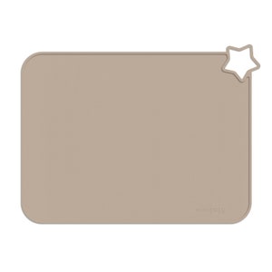 May include: A beige silicone placemat with a star-shaped cutout in the top right corner. The placemat has the word "minifolk" printed in the bottom right corner.