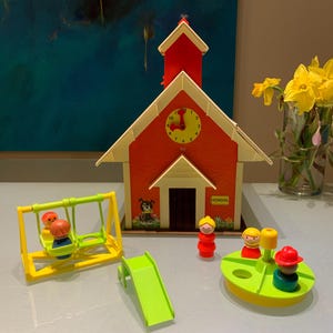 Vintage Fisher Price Little People School House Circa 1971. Please read the description.