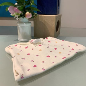 Vintage Baby Long Sleeved Heart Onesie marki Carters, rozmiar 0-3 miesiące. 100% bawełny