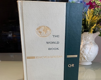 Vintage The World Book Encyclopedia Vol 15 "Q-R" 1961. Please read the description.