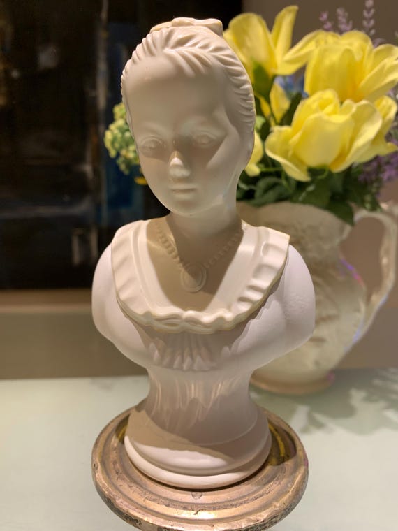 Vintage AVON "18 Century Classic Young Girl Sonnet" Bath Oil Bottle. Please read the description. View 2