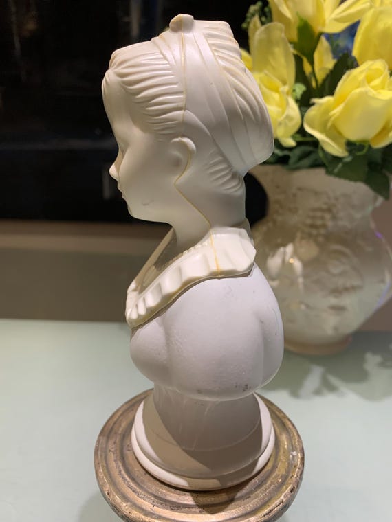 Vintage AVON "18 Century Classic Young Girl Sonnet" Bath Oil Bottle. Please read the description. View 4