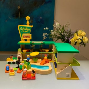 Vintage Playskool Holiday Inn & Fisher Price Little People Swimming Pool Complete with Special Extras! Please read the description.
