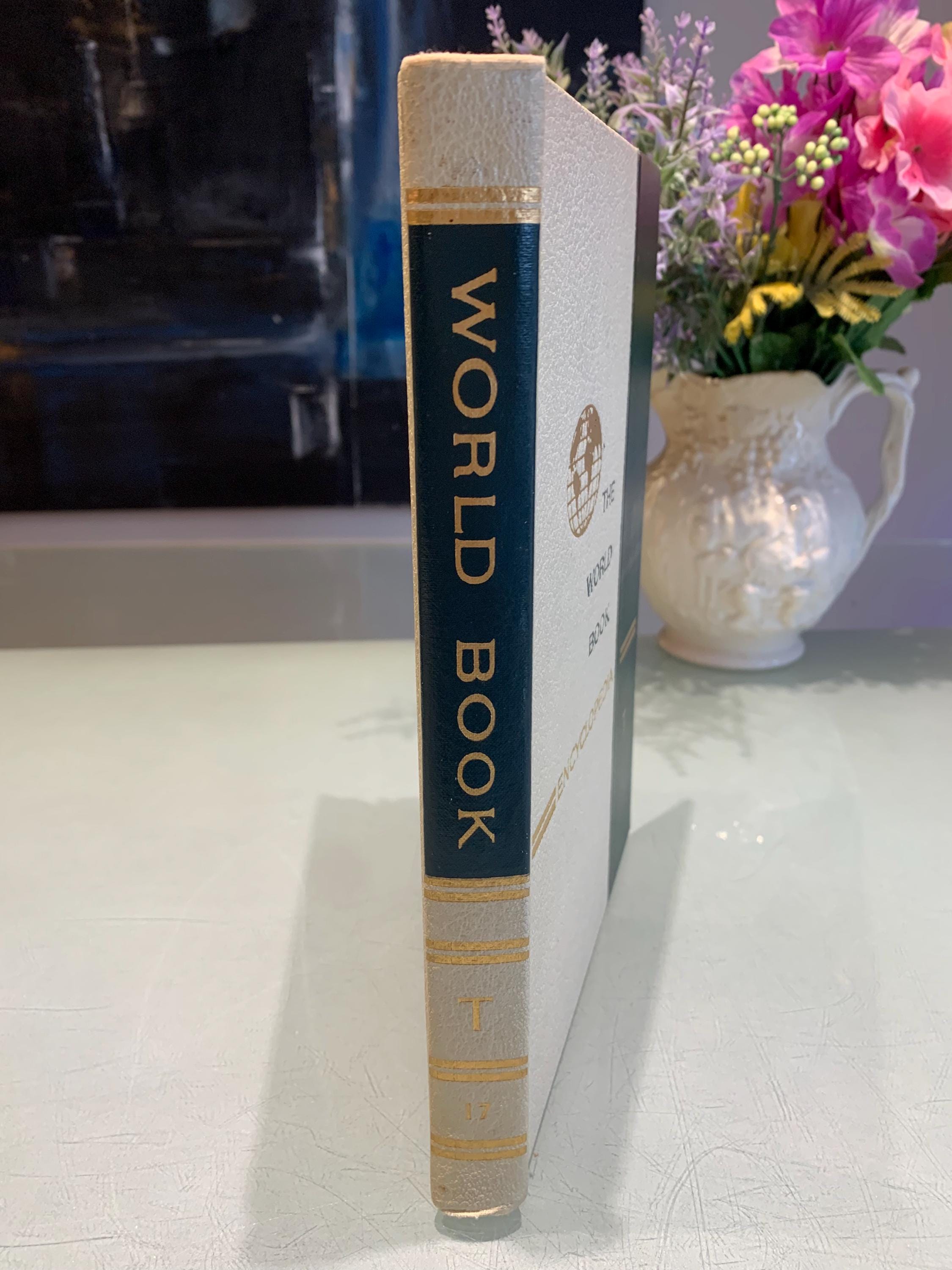 Vintage the World Book Encyclopedia 1961 Volume 17 