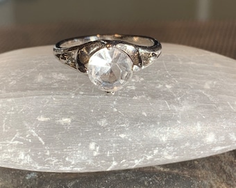 Vintage Silver Tone Rhinestone Ring. Size 8