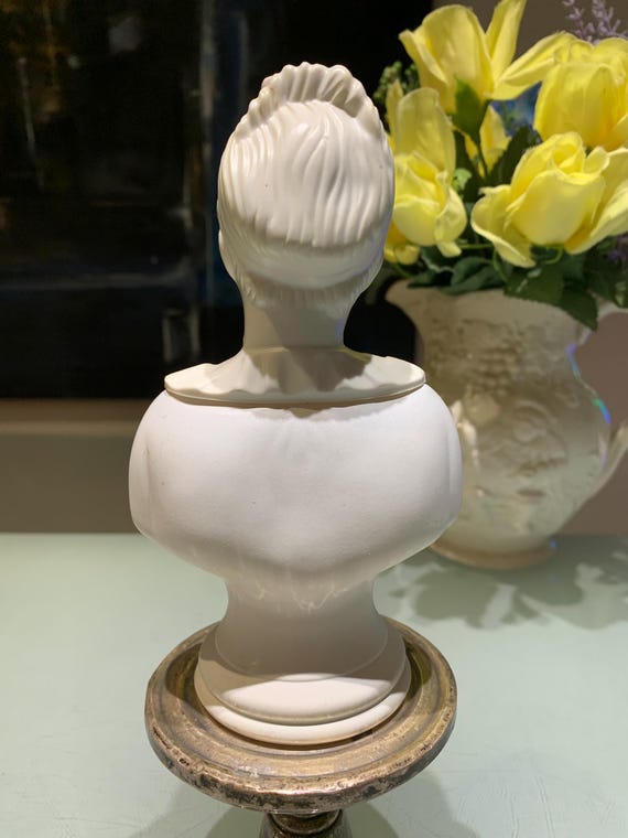 Vintage AVON "18 Century Classic Young Girl Sonnet" Bath Oil Bottle. Please read the description. View 5