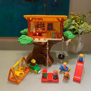 Vintage Hasbro Tree Club House/fisher Price Little People With
